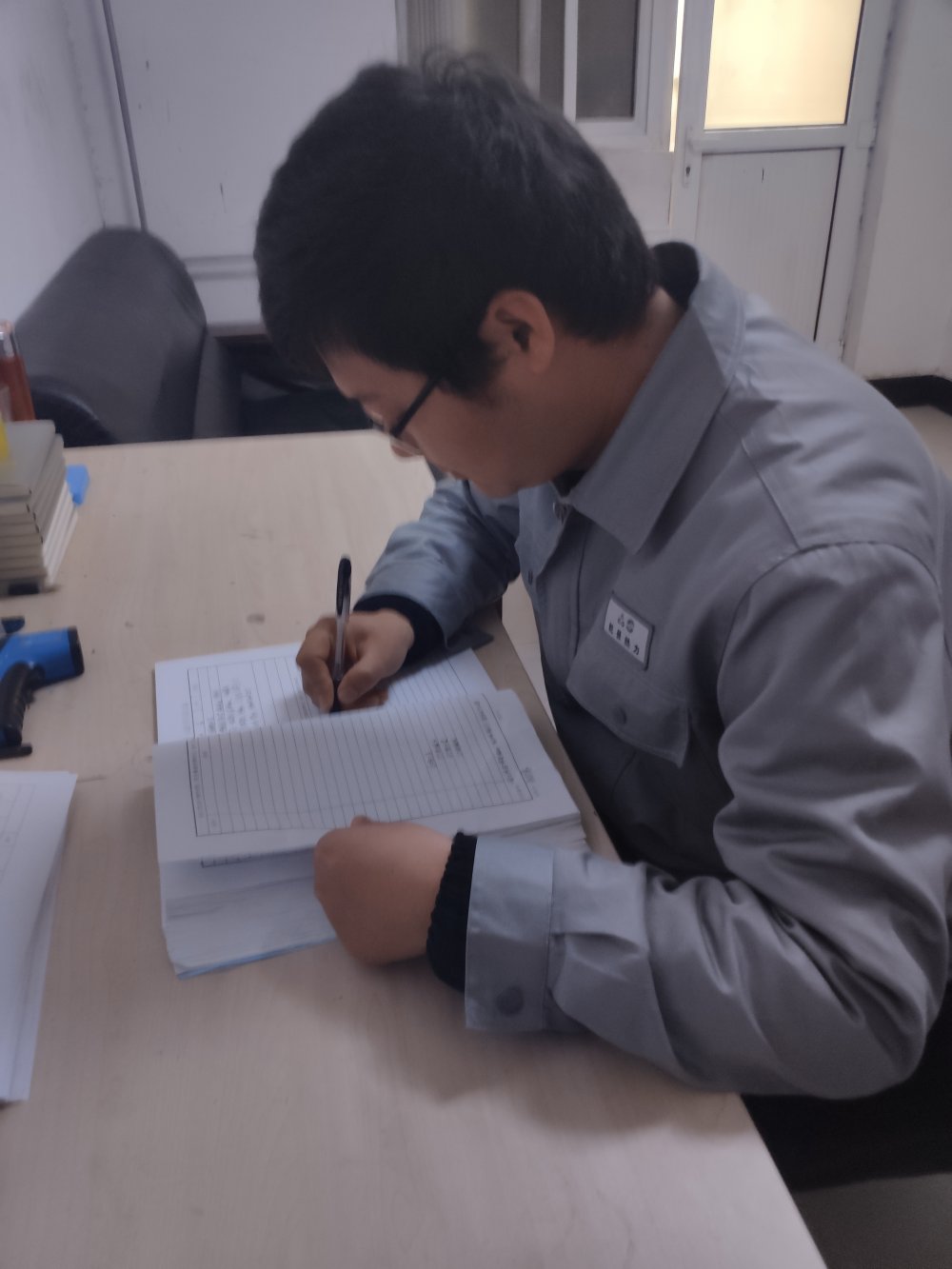 生产运行二班班长侯鹏博在值班室填写运行日志.jpg
