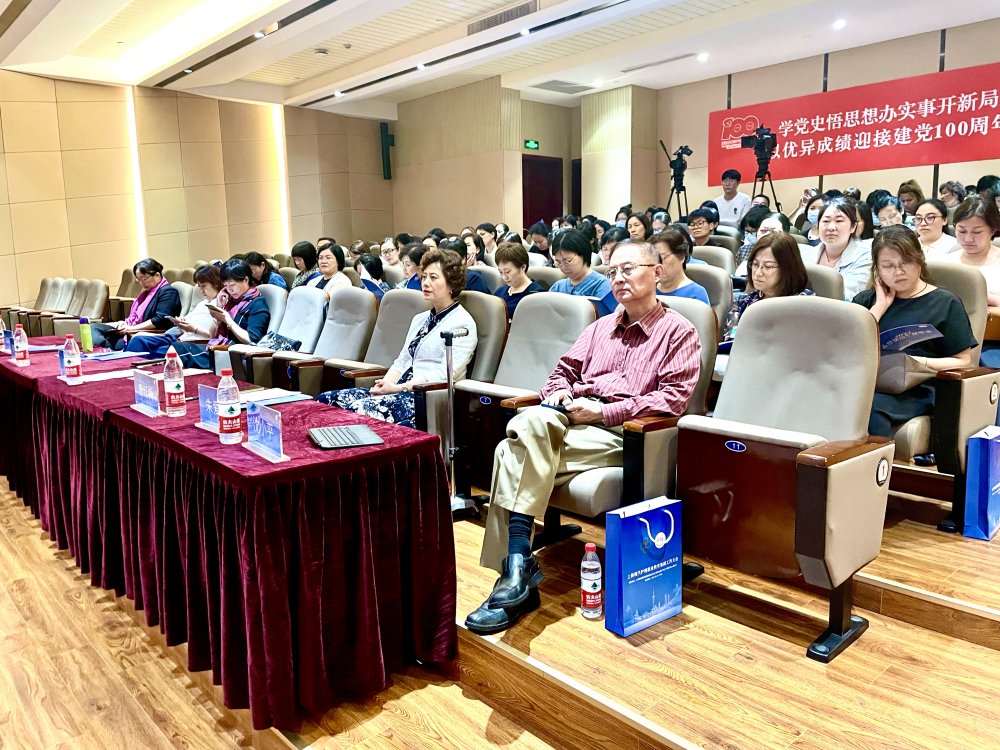 1、上海健康医学院党委副书记兼副校长唐红梅和沈小平院长在大会前排就座.JPG