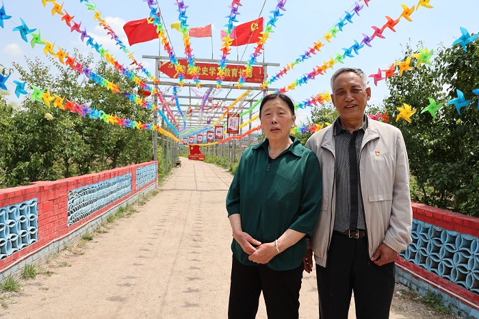 1 刘宽应夫妇在黎基党史学习教育长廊合影.JPG