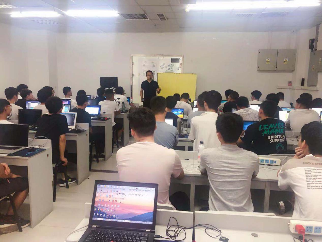 期待已久的老男孩老师登场，为学员们做开班分享