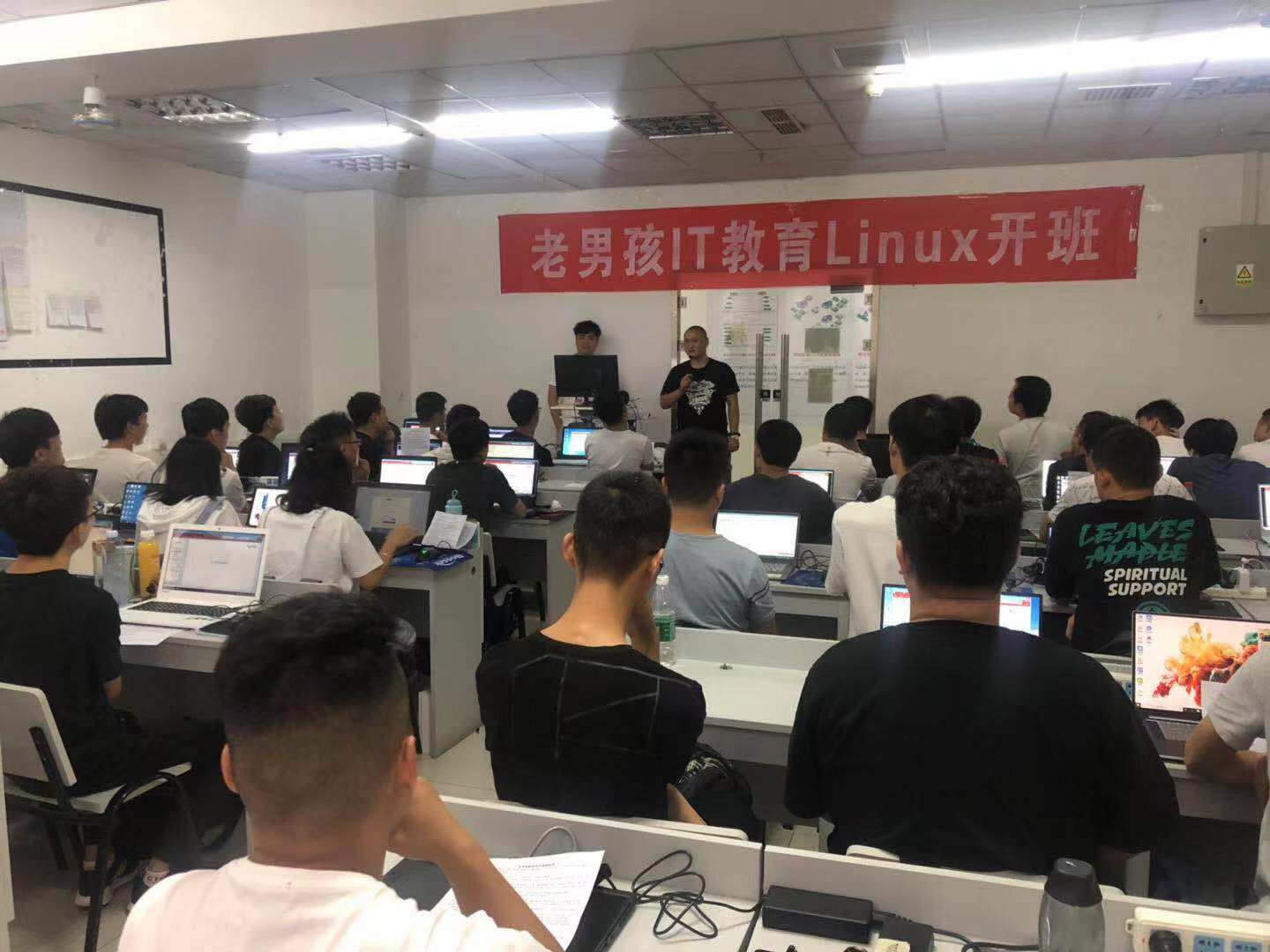 Linux讲师自我介绍，日后大家一定要跟着好好学习