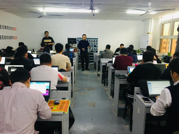 老男孩老师为学员们加油打气