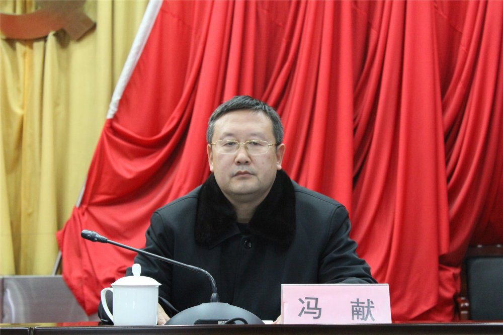 图为冯献同志到会指导